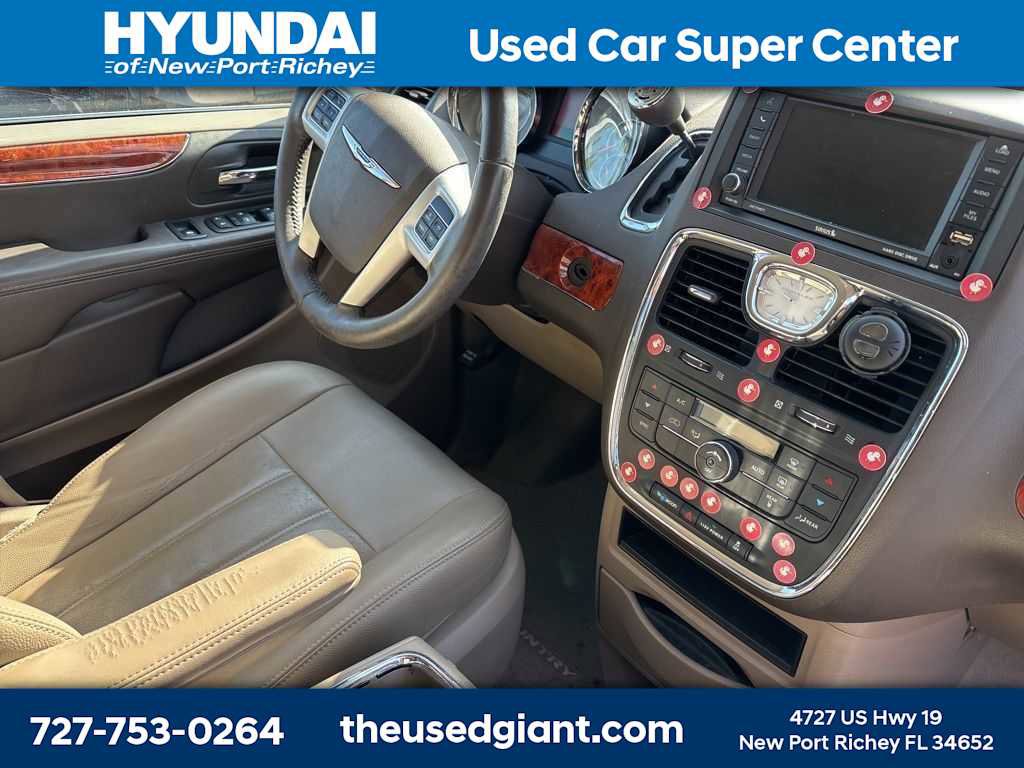 Used 2015 Chrysler Town & Country Touring image 6