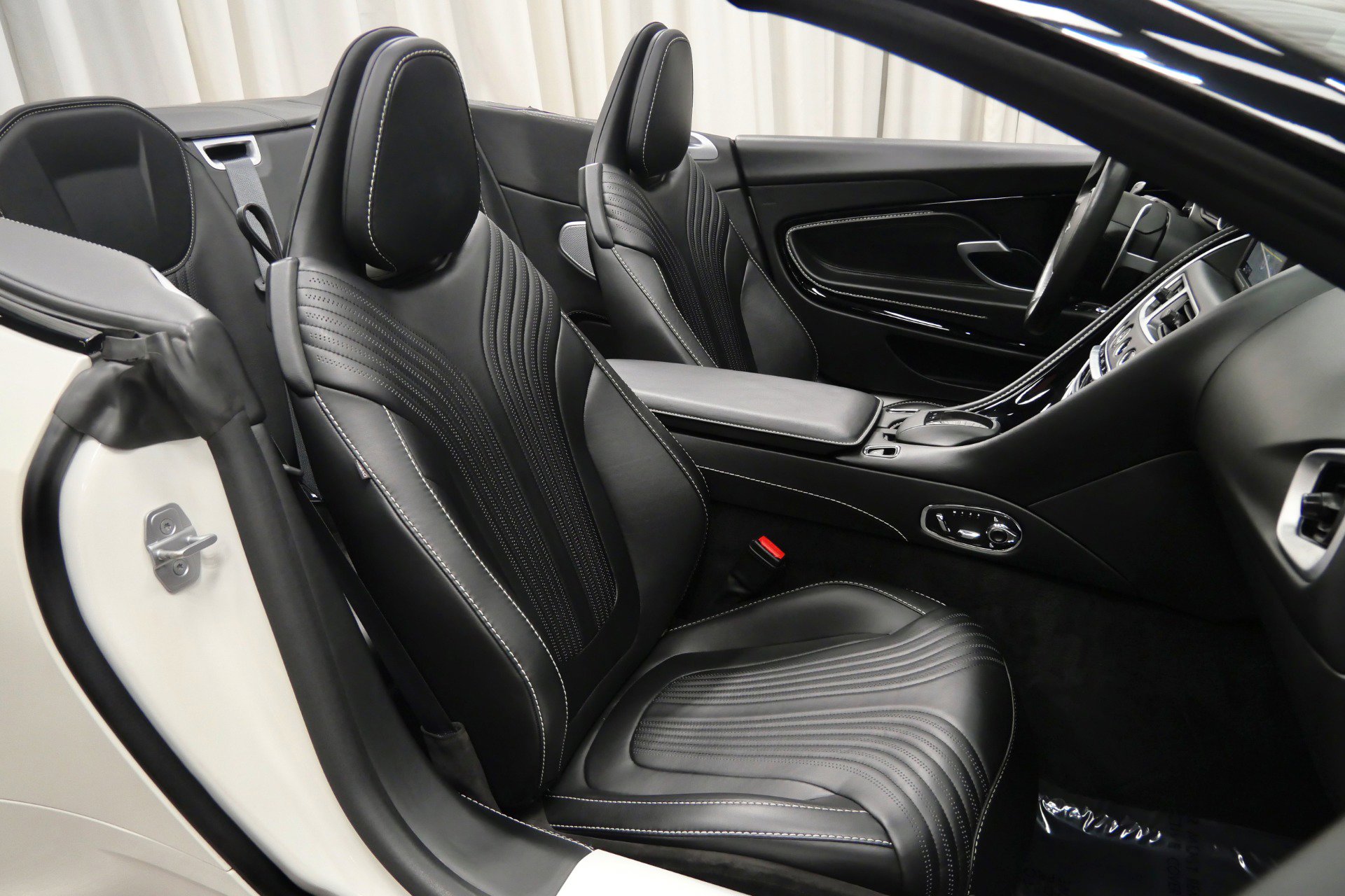 Used 2019 Aston Martin DB11 Volante image 23