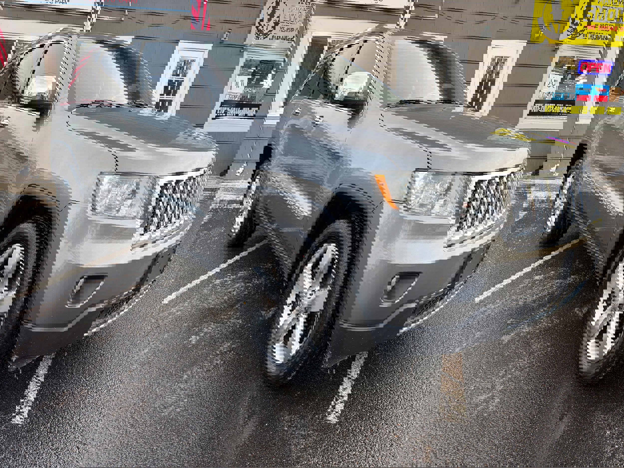 Used 2012 Jeep Grand Cherokee Overland image 3