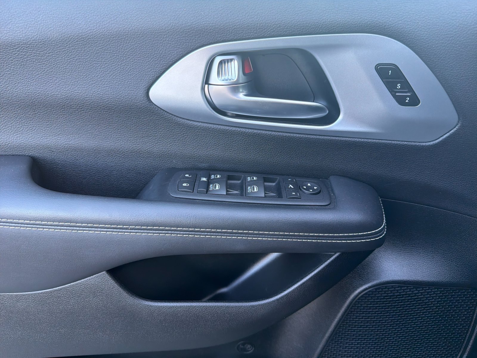 Used 2026 Chrysler Pacifica Limited FWD image 10