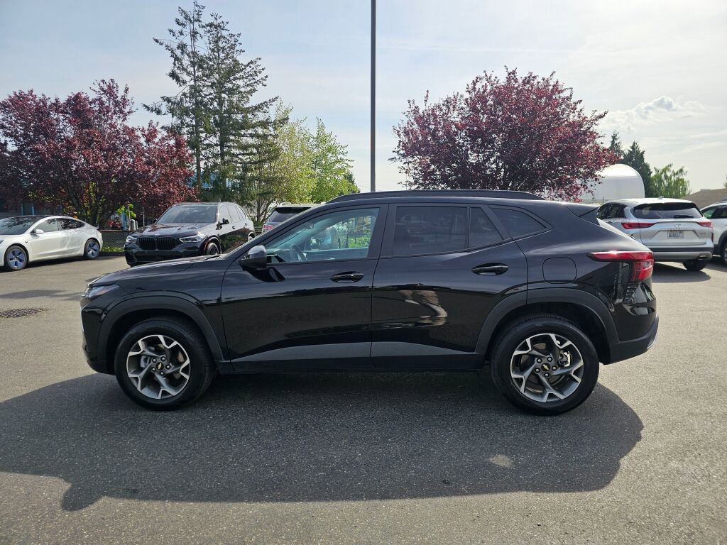 Used 2025 Chevrolet Trax LT w/ LT Convenience Package FWD image 5