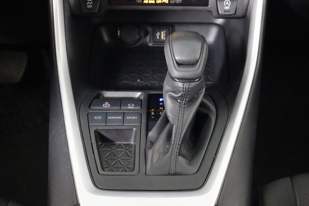 Used 2025 Toyota RAV4 XLE FWD image 28