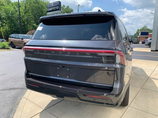 New 2027 Lincoln Navigator Reserve w/ Jet Appearance Package AWD/4WD image 6