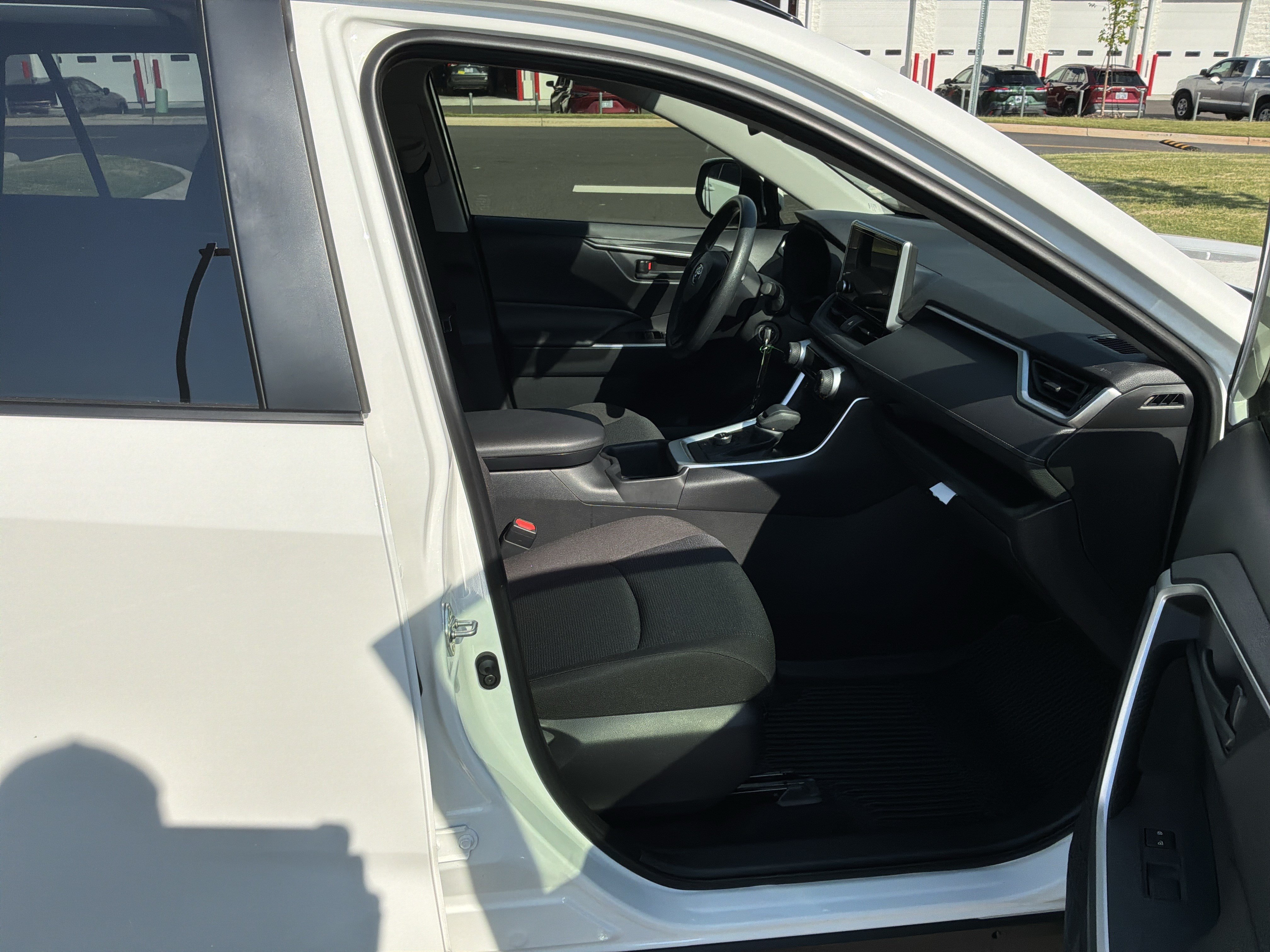 Used 2025 Toyota RAV4 LE AWD/4WD image 32
