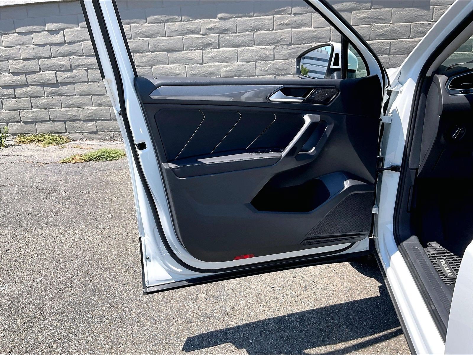 Certified 2022 Volkswagen Tiguan SE w/ Panoramic Sunroof Package AWD/4WD image 22