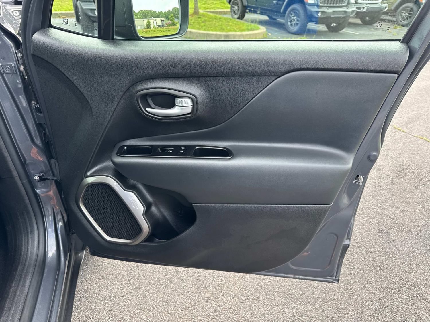 Used 2023 Jeep Renegade Latitude AWD/4WD image 24