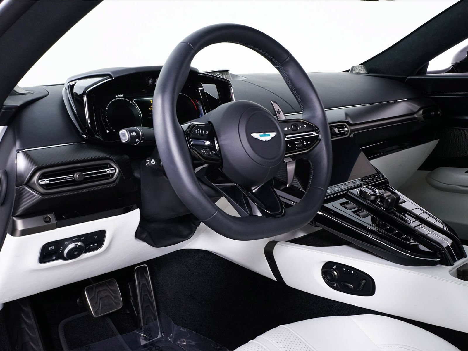 Used 2025 Aston Martin V8 Vantage Coupe RWD image 4