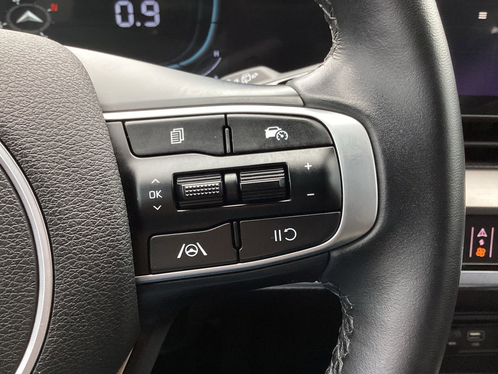 Used 2025 Kia Sportage EX image 19