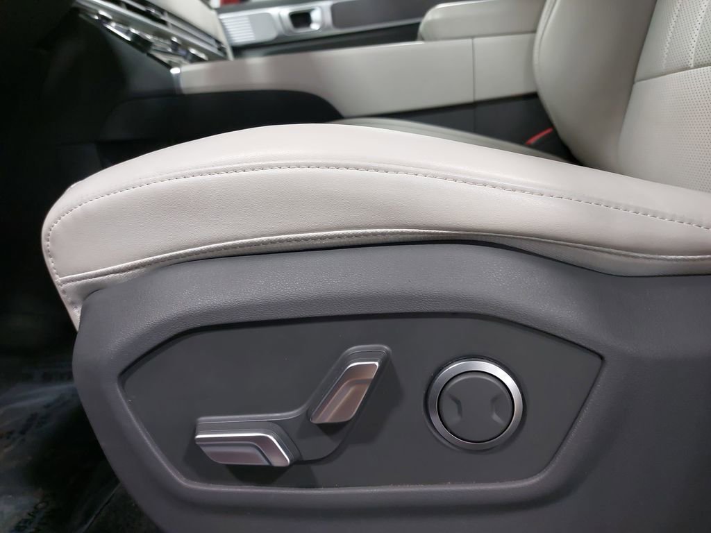 Certified 2025 Hyundai Santa Fe SEL image 30