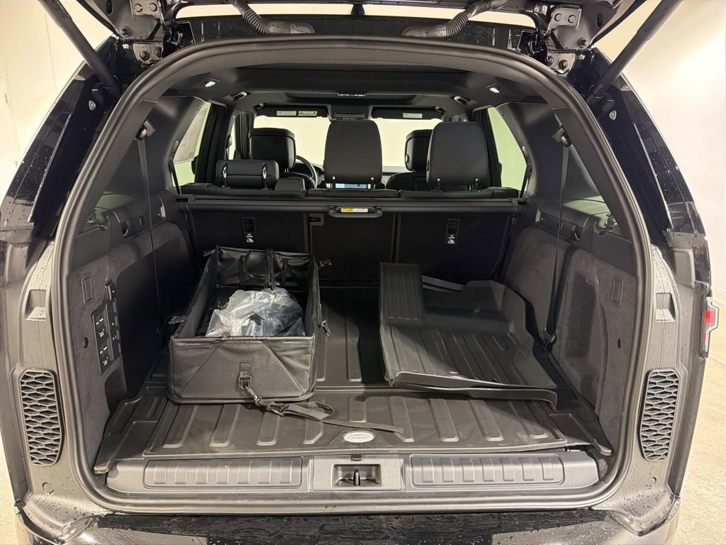 New 2026 Land Rover Discovery Dynamic SE image 29