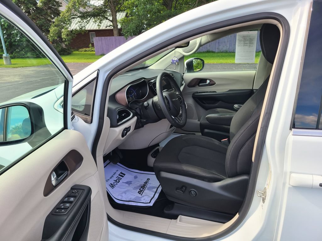Used 2023 Chrysler Voyager LX FWD image 23
