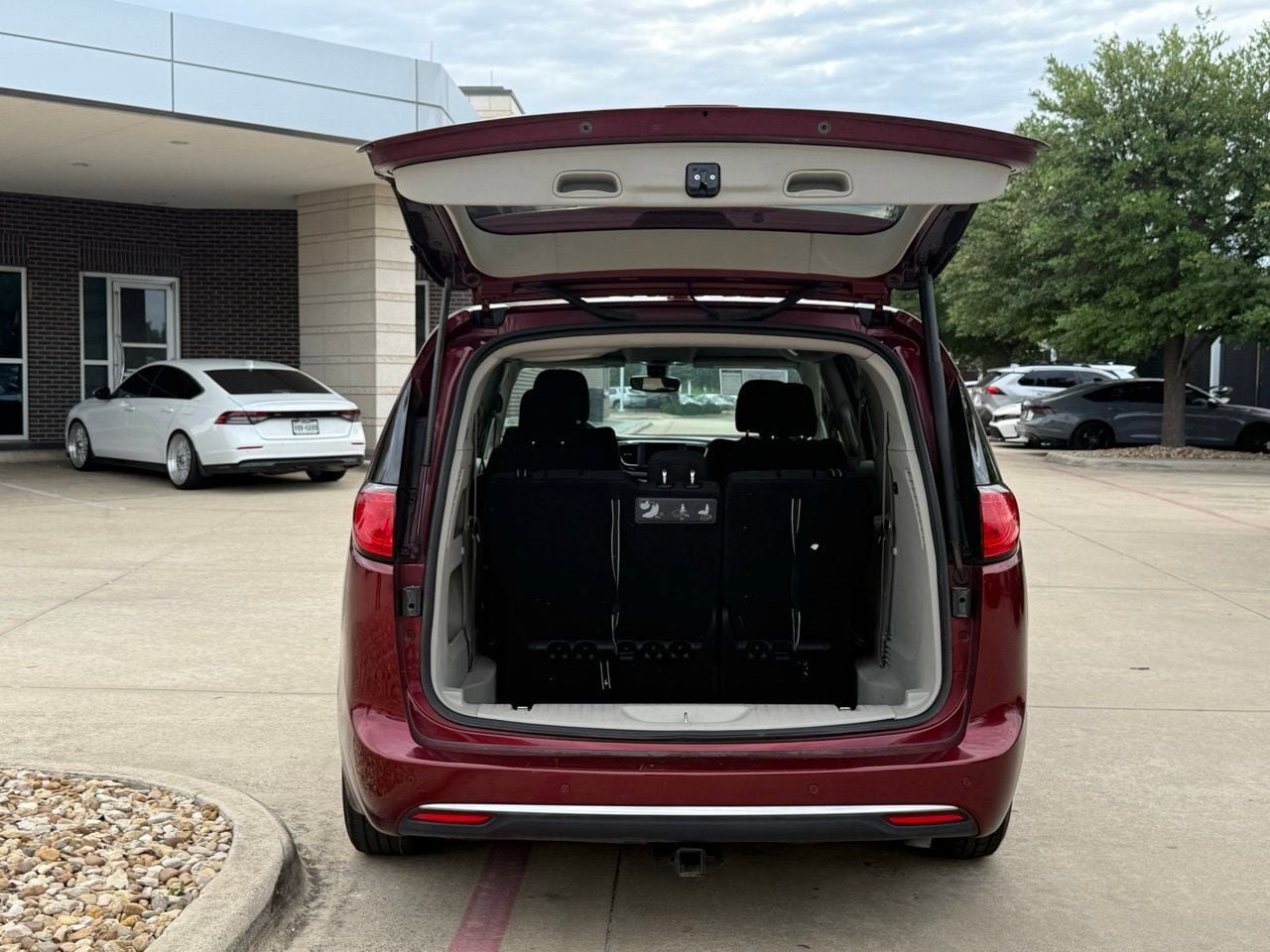 Used 2018 Chrysler Pacifica Touring Plus w/ Tire & Wheel Group FWD image 6