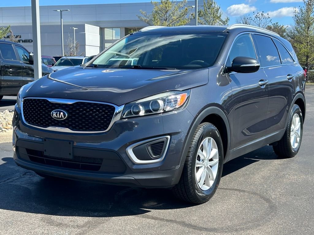 Used 2017 Kia Sorento LX w/ LX Convenience Package image 3
