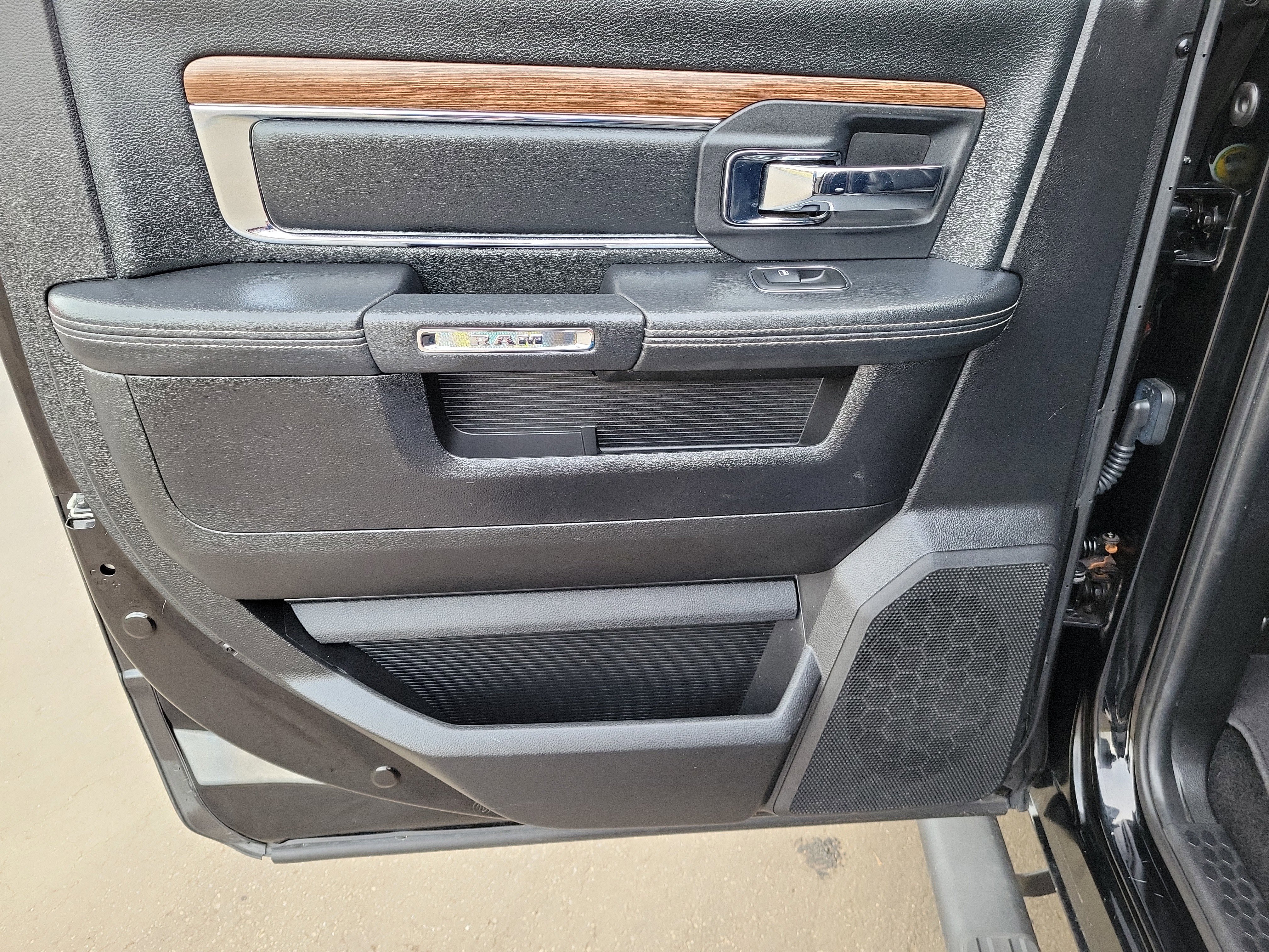 Used 2014 RAM 2500 Laramie w/ Black Appearance Group image 13