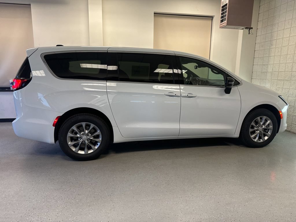 New 2027 Chrysler Pacifica Select AWD/4WD image 22