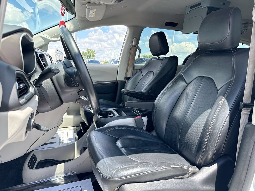 Used 2018 Chrysler Pacifica Touring-L FWD image 11