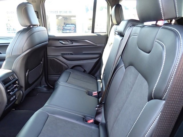 New 2025 Jeep Grand Cherokee Altitude image 13