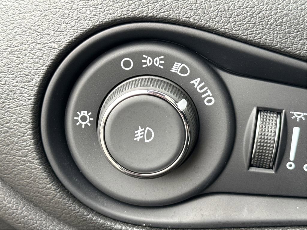 Used 2023 Jeep Renegade Latitude w/ Sun/Sound Group AWD/4WD image 27