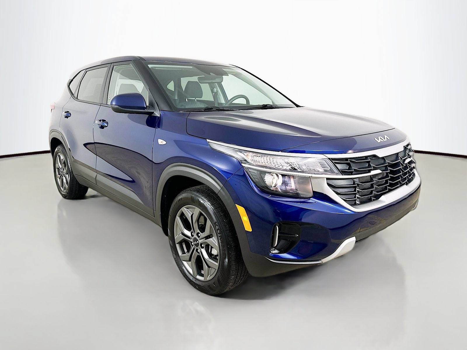 Used 2025 Kia Seltos LX AWD/4WD image 3