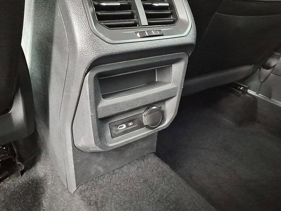 Used 2021 Volkswagen Tiguan SE image 20