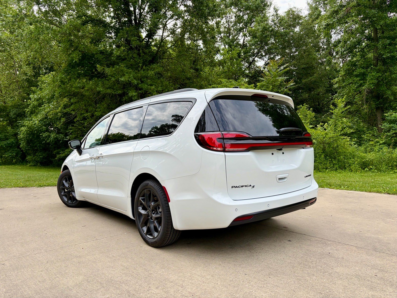 New 2027 Chrysler Pacifica Limited FWD image 11