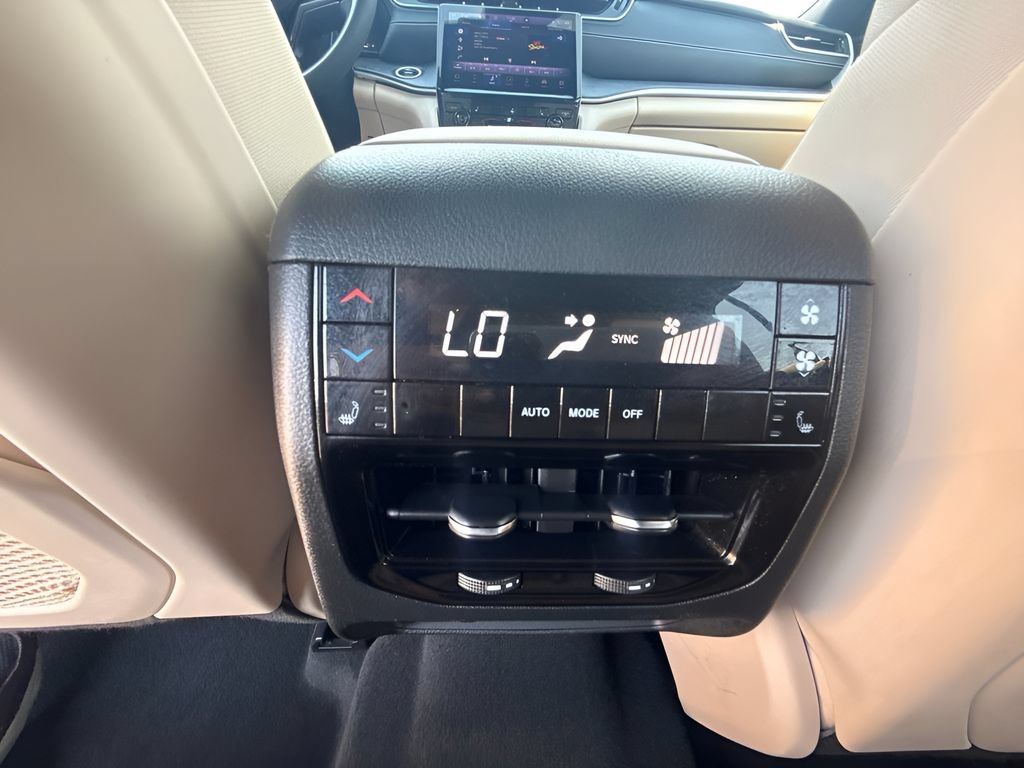 Used 2025 Jeep Grand Cherokee L Limited w/ Black Appearance Package AWD/4WD image 11