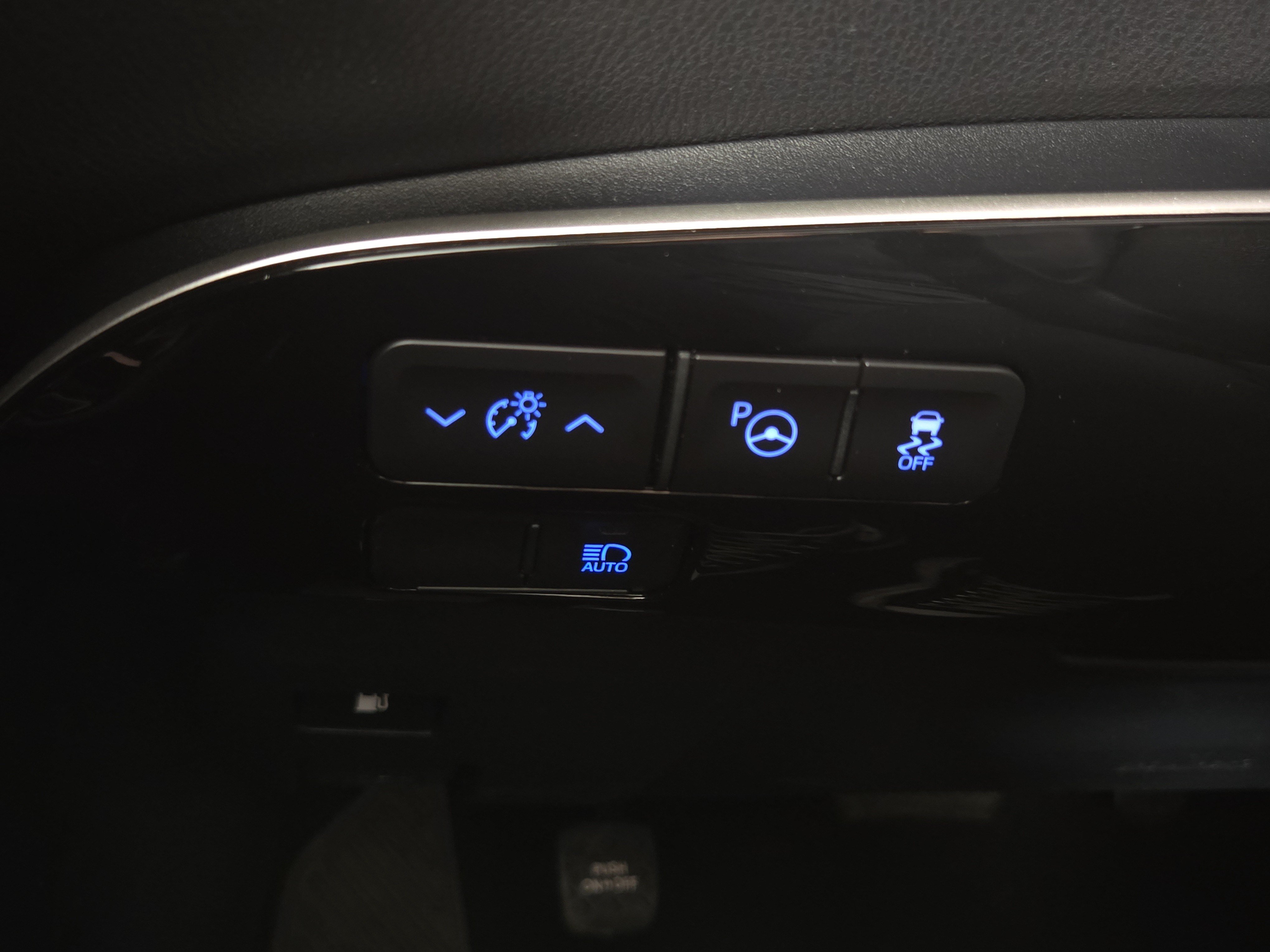 Used 2021 Toyota Prius LE FWD image 24
