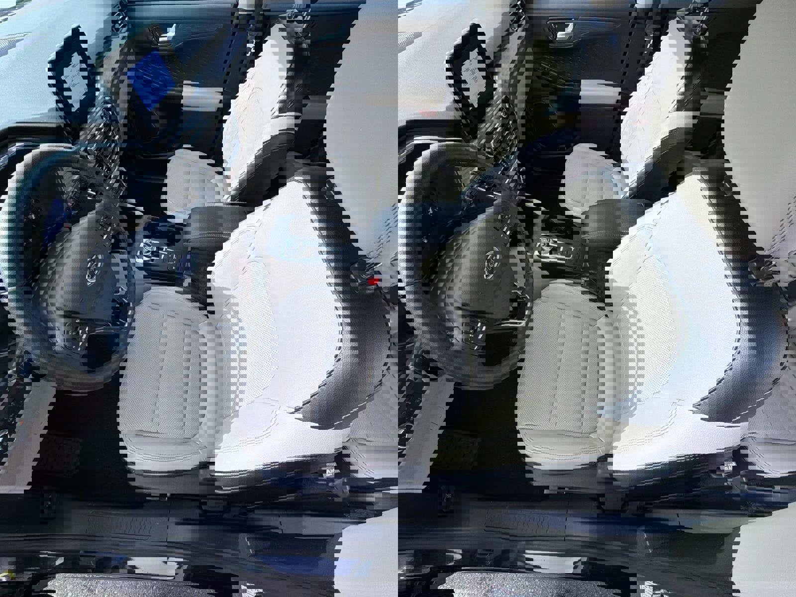 Used 2020 Ford Escape Titanium image 3