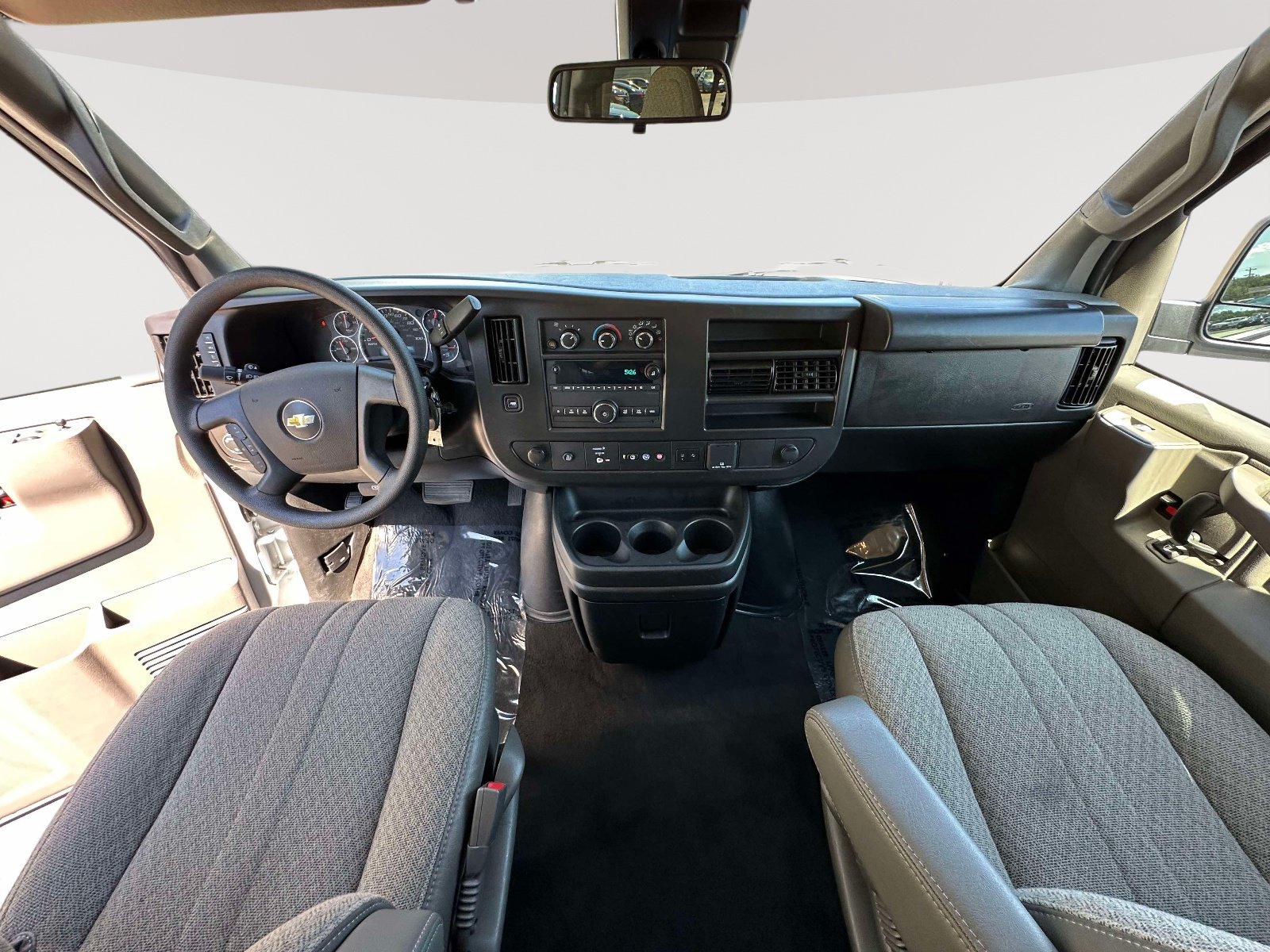 Used 2025 Chevrolet Express 3500 LT w/ LT Preferred Equipment Group RWD image 7