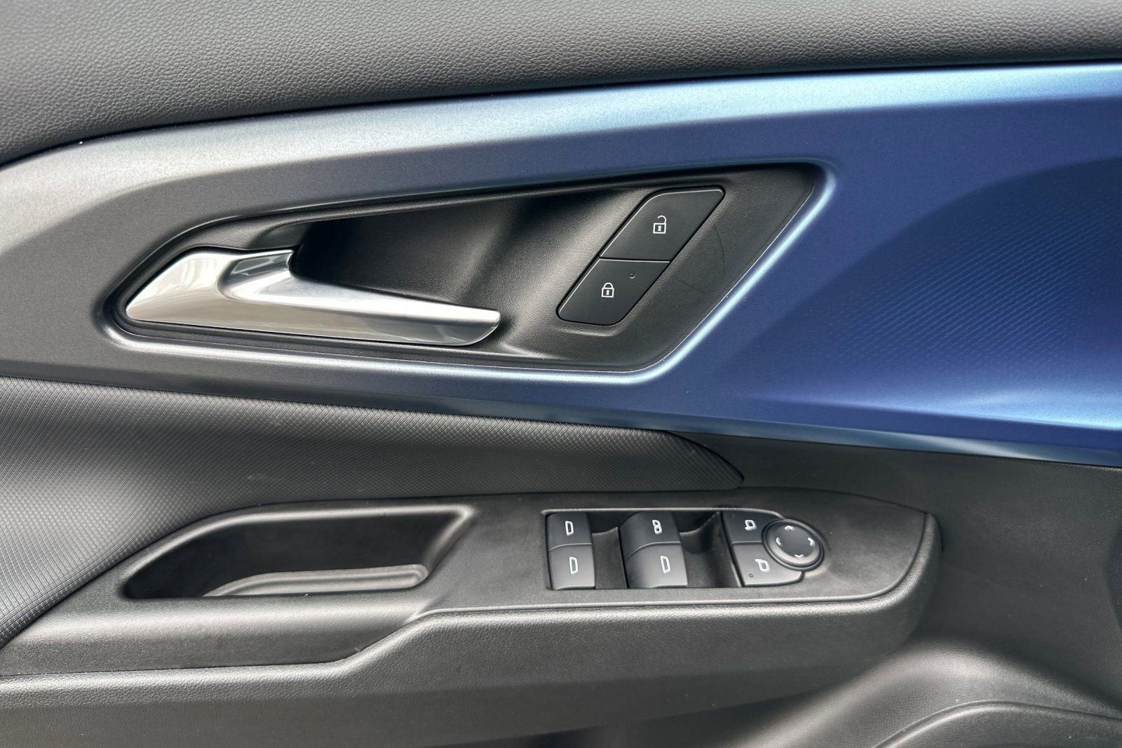 Used 2025 Chevrolet Equinox EV LT w/ Convenience Package image 11