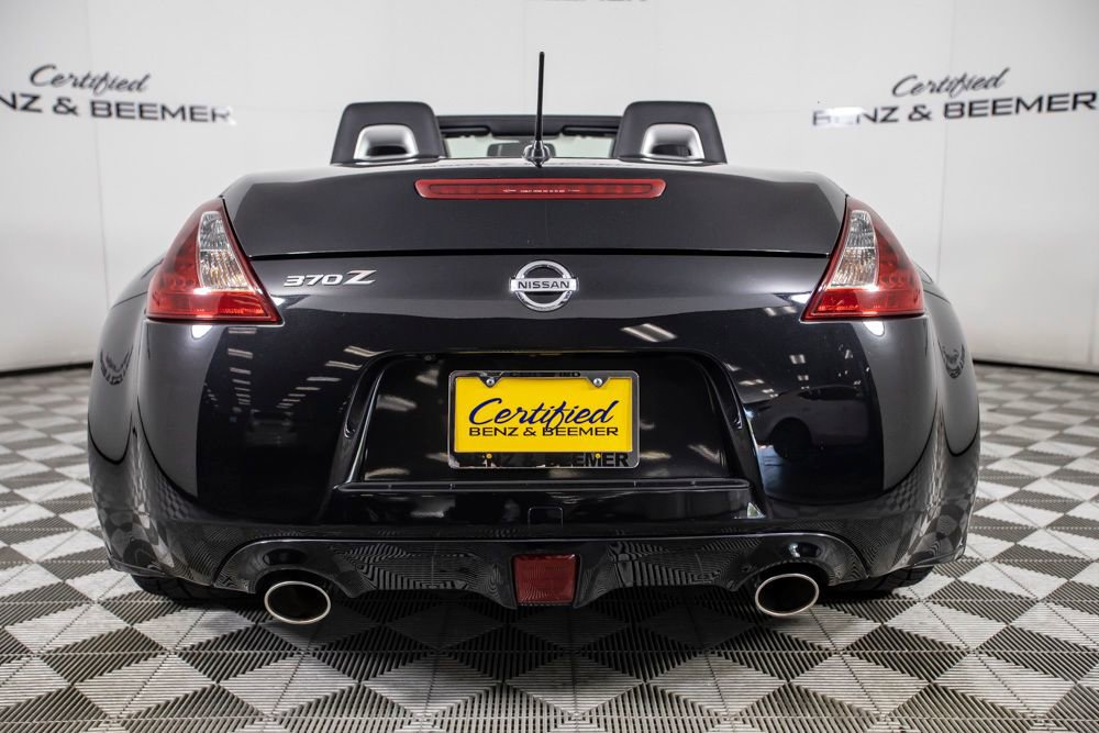 Used 2018 Nissan 370Z Touring image 9