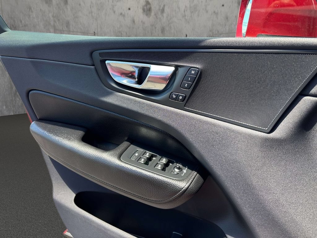 Used 2018 Volvo XC60 T6 Momentum w/ Advanced Package AWD/4WD image 19