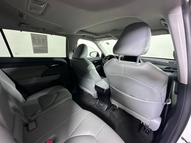 Used 2023 Toyota Highlander XLE AWD/4WD image 13