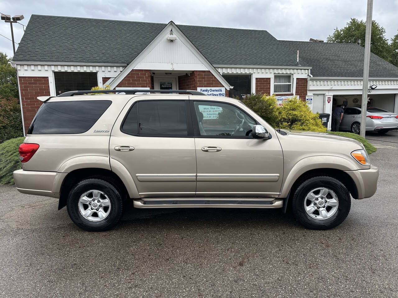 Used 2007 Toyota Sequoia Limited w/ Luxury Pkg AWD/4WD image 7