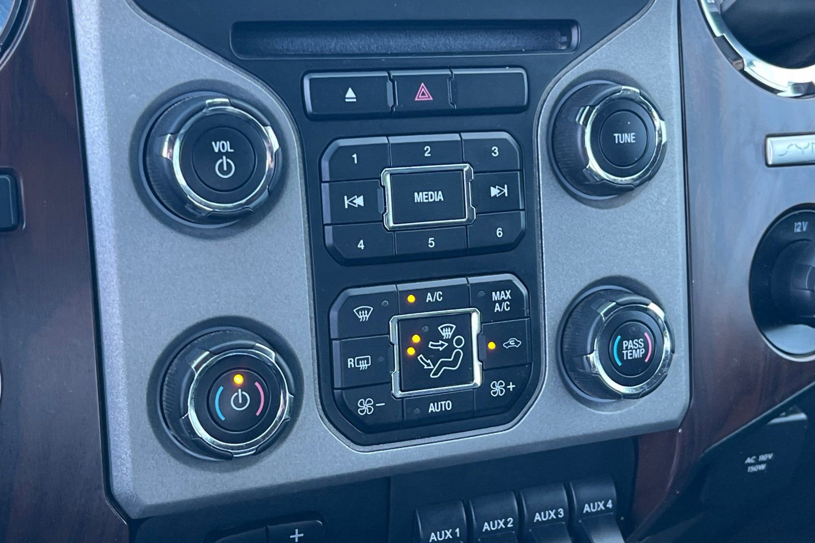 Used 2015 Ford F250 Lariat w/ Lariat Interior Package AWD/4WD image 19