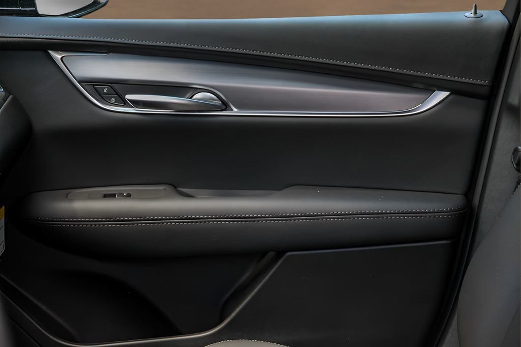 Certified 2025 Cadillac XT5 Luxury FWD image 8