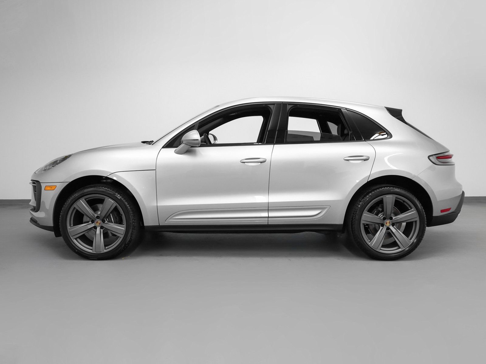 Certified 2025 Porsche Macan image 2