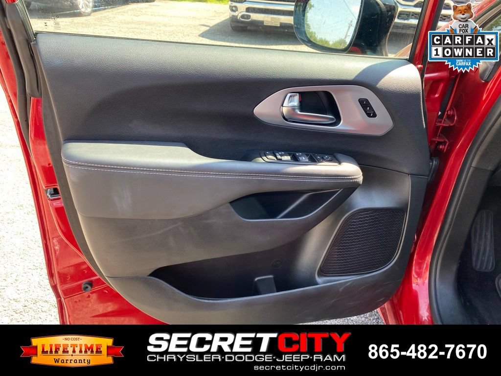 Used 2025 Chrysler Pacifica Limited FWD image 14