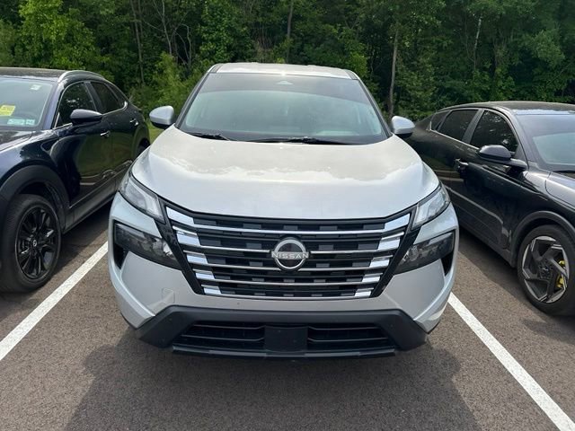 Used 2025 Nissan Rogue SV FWD image 2