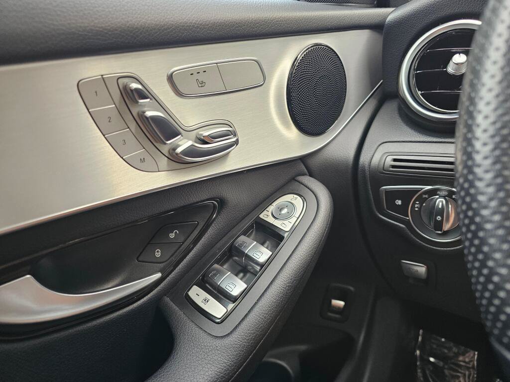 Used 2019 Mercedes-Benz GLC 300 4MATIC image 33