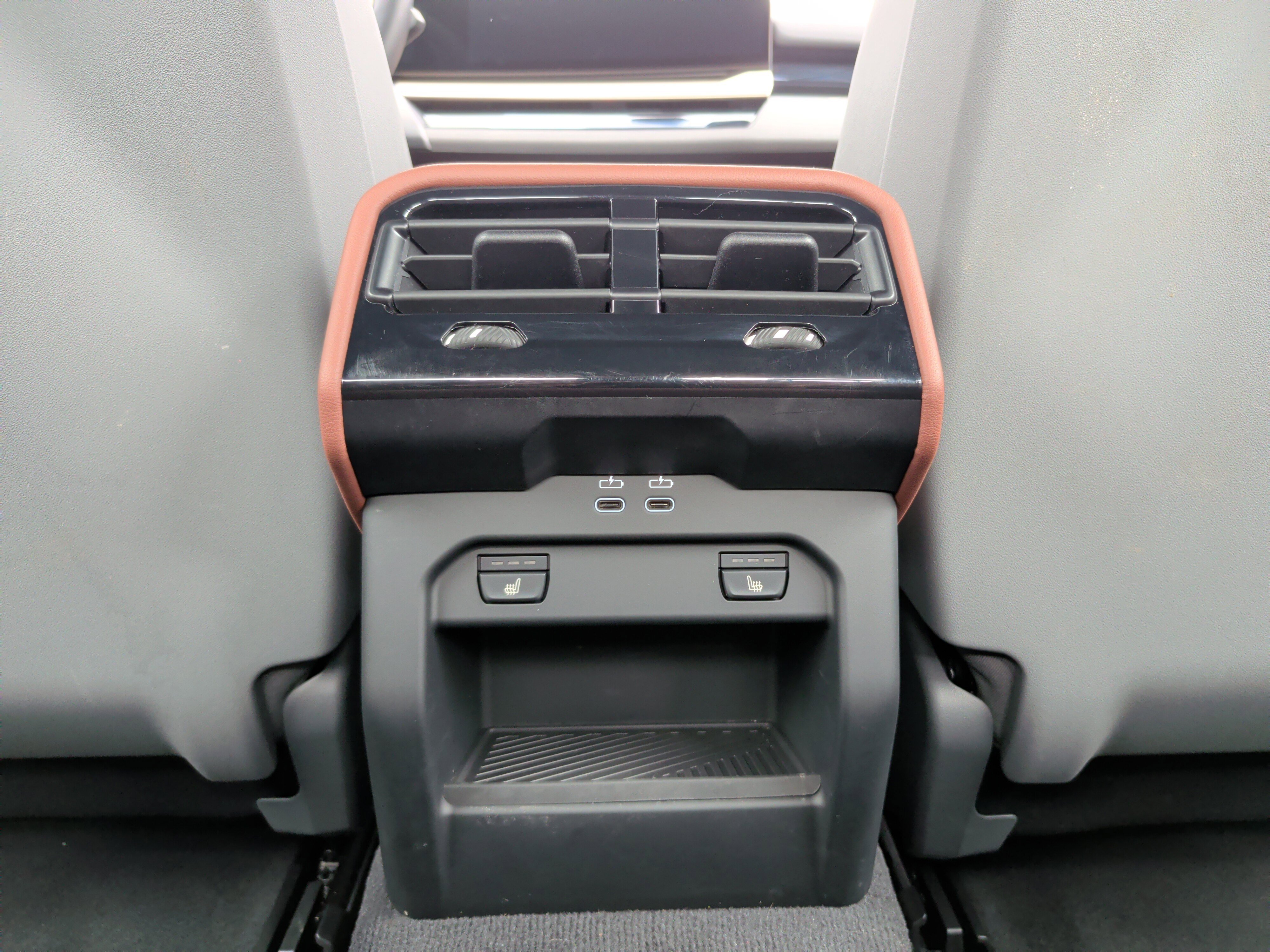 Certified 2025 BMW 550e xDrive w/ Executive Package image 36