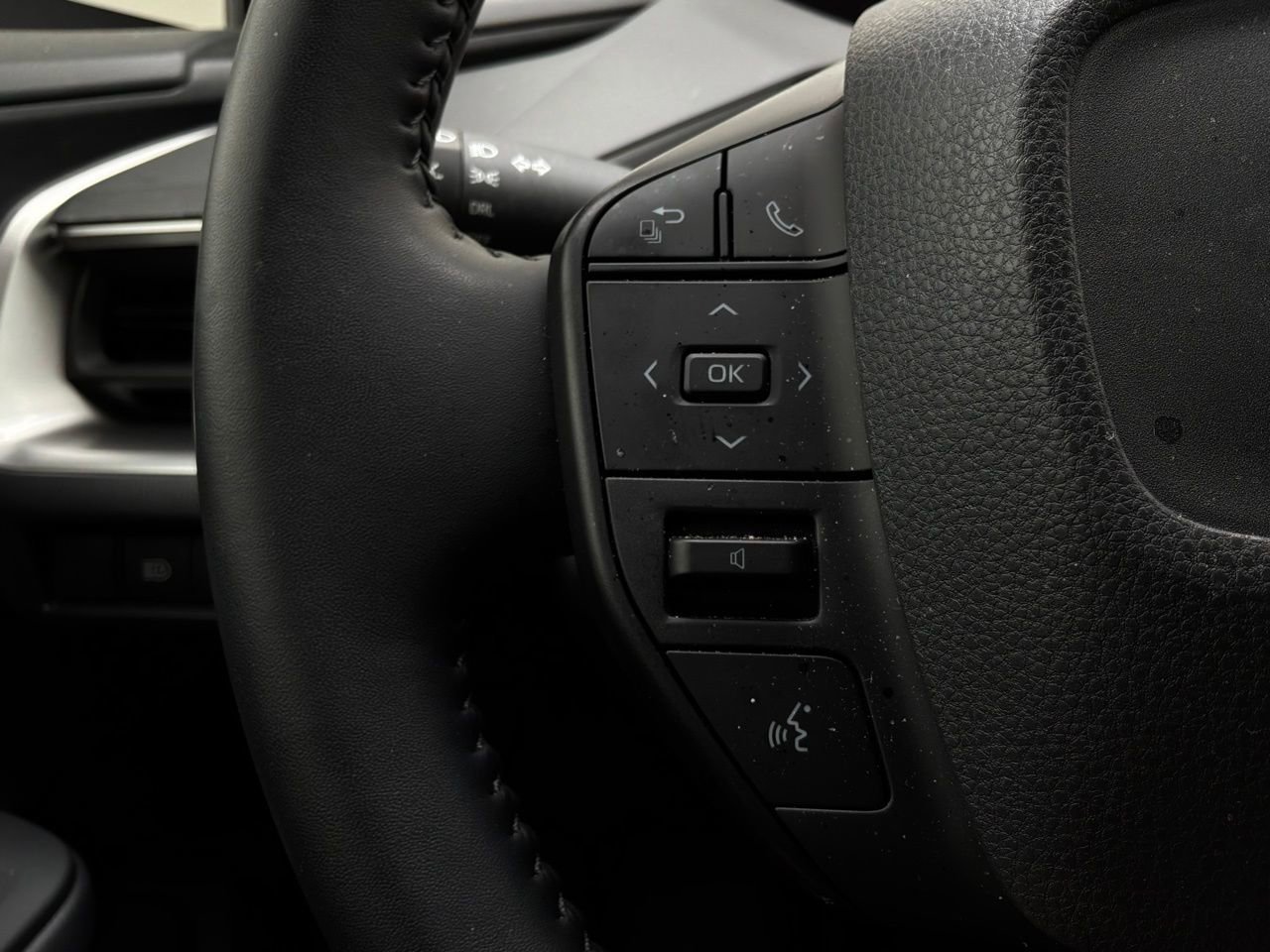 Used 2025 Toyota Prius LE image 32