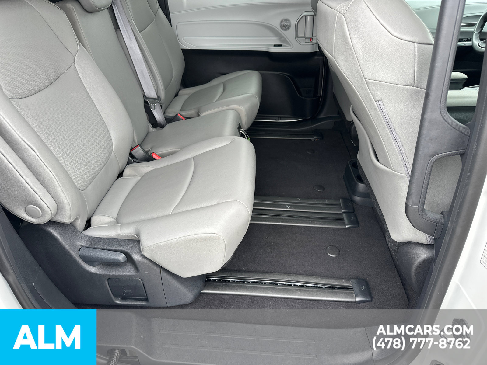 Used 2025 Toyota Sienna XLE FWD image 17