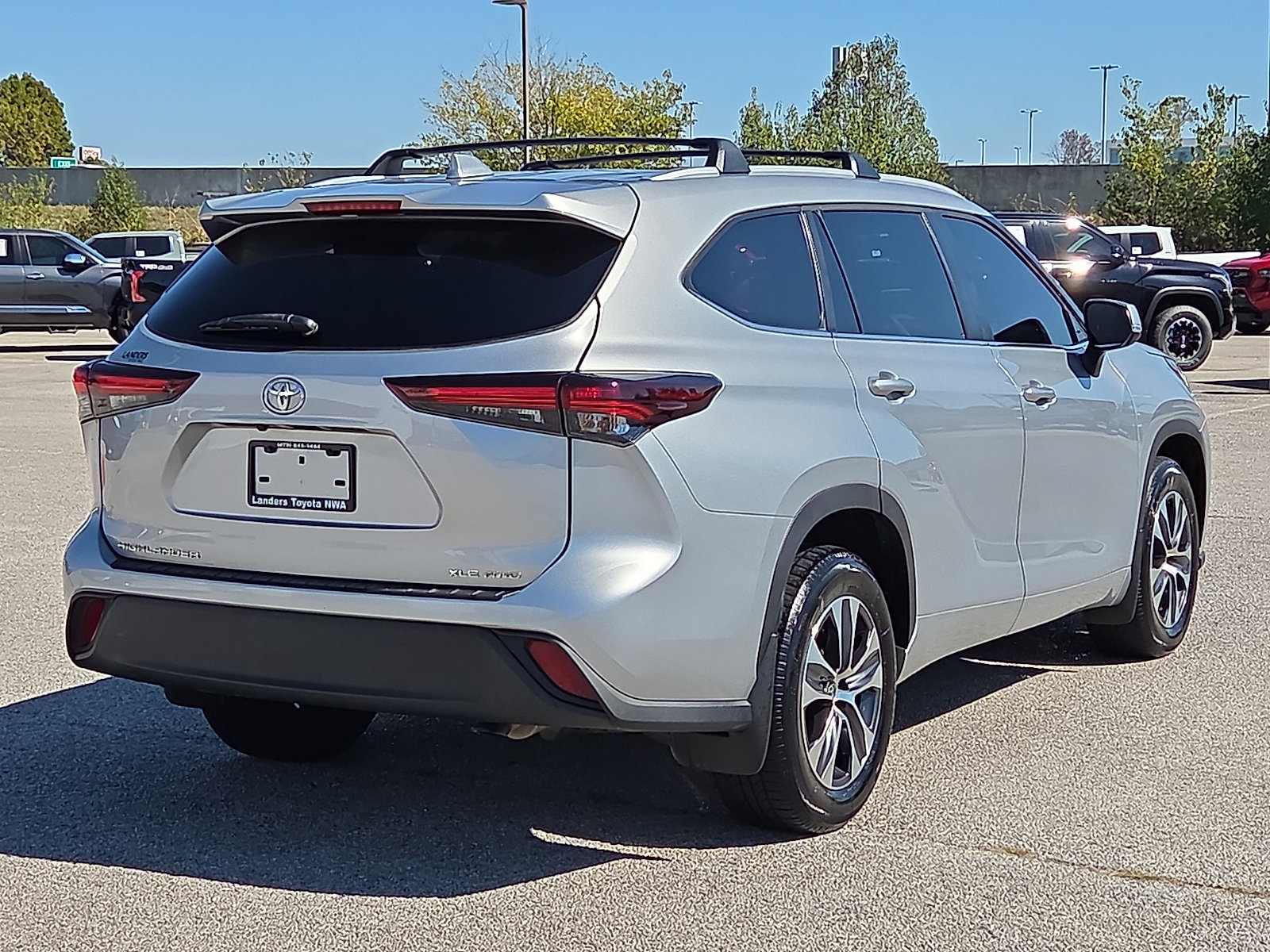 Used 2024 Toyota Highlander XLE AWD/4WD image 5