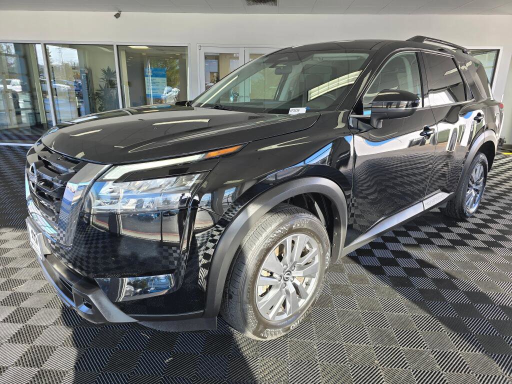 Used 2025 Nissan Pathfinder SV image 8