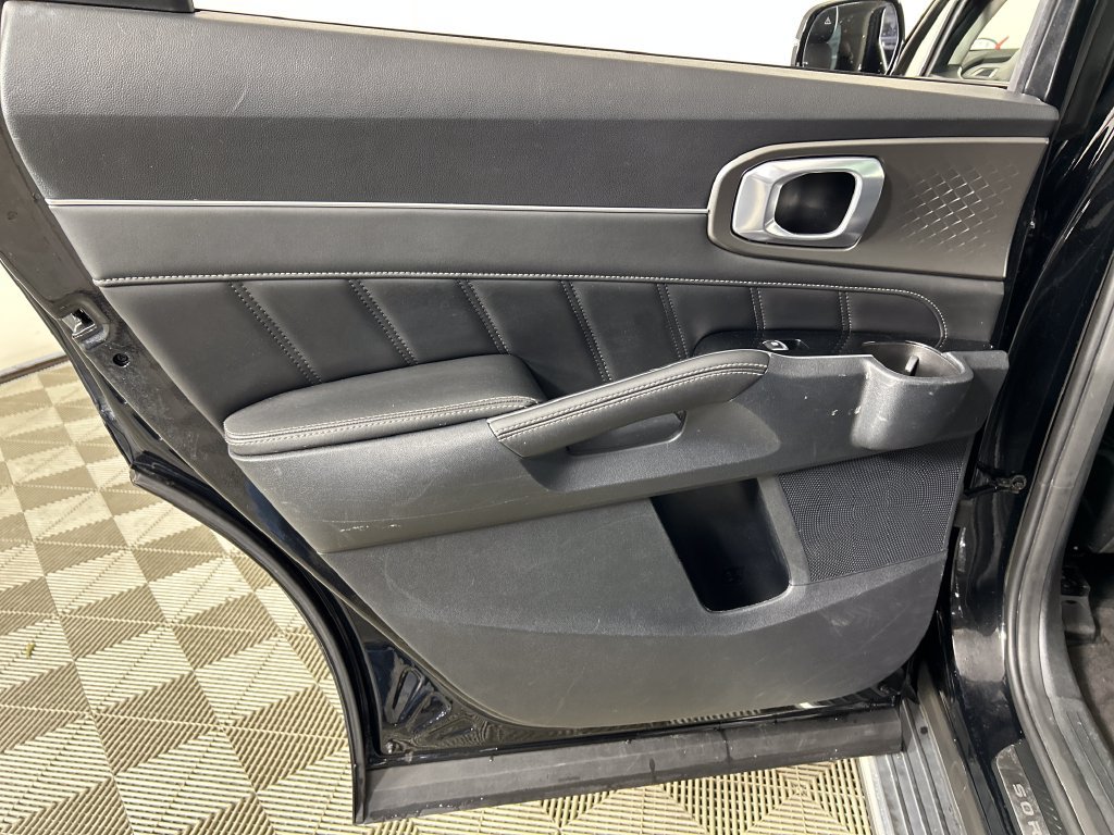 Used 2023 Kia Sorento SX AWD/4WD image 16
