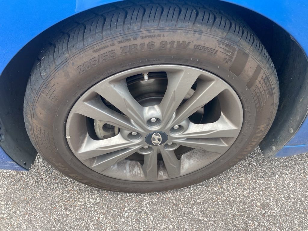 Used 2017 Hyundai Elantra SE FWD image 3