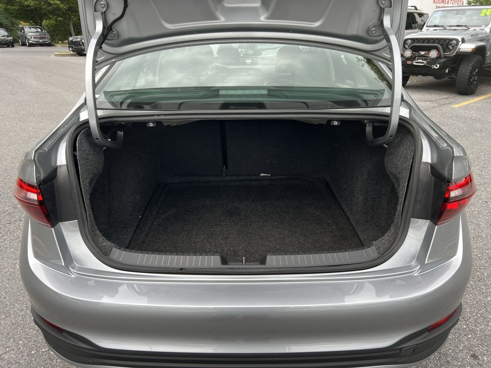 Used 2022 Volkswagen Jetta SE FWD image 24