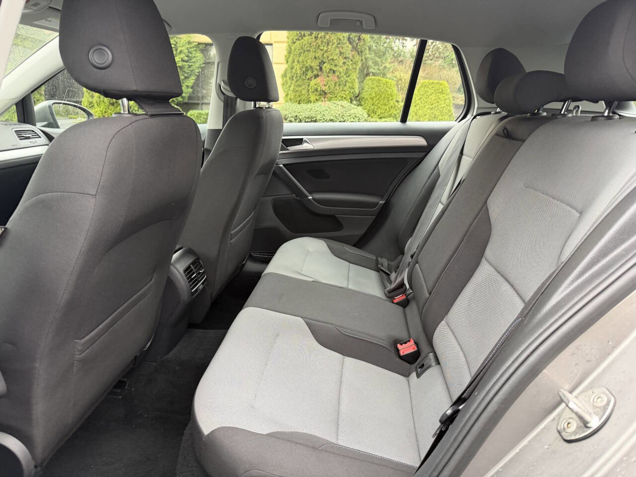 Used 2016 Volkswagen e-Golf SE image 21