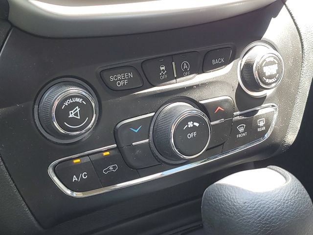 Used 2015 Jeep Cherokee Latitude AWD/4WD image 16